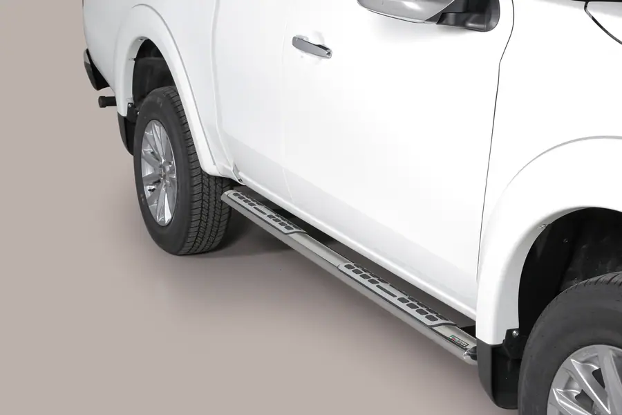 Design side steps with aluminium treads øovaal, mirror polished — Mitsubishi L200 (2015–2019)