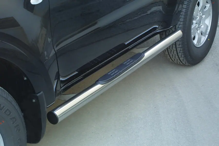 Grand Pedana side steps with plastic treads ø76, mirror polished — Mitsubishi Pajero (2000–2006)