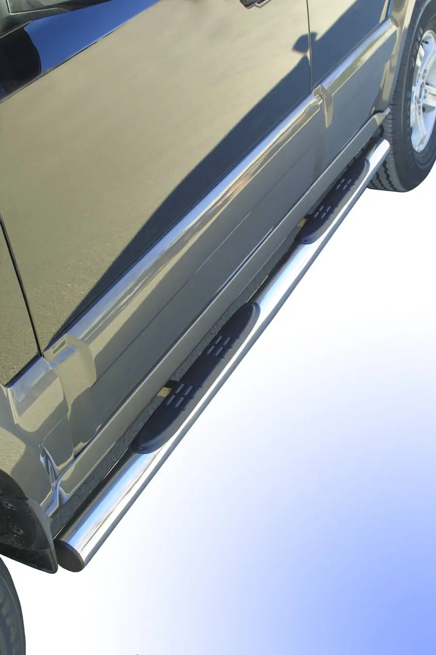 Grand Pedana side steps with plastic treads ø76, mirror polished — Kia Sorento (2002–2006)