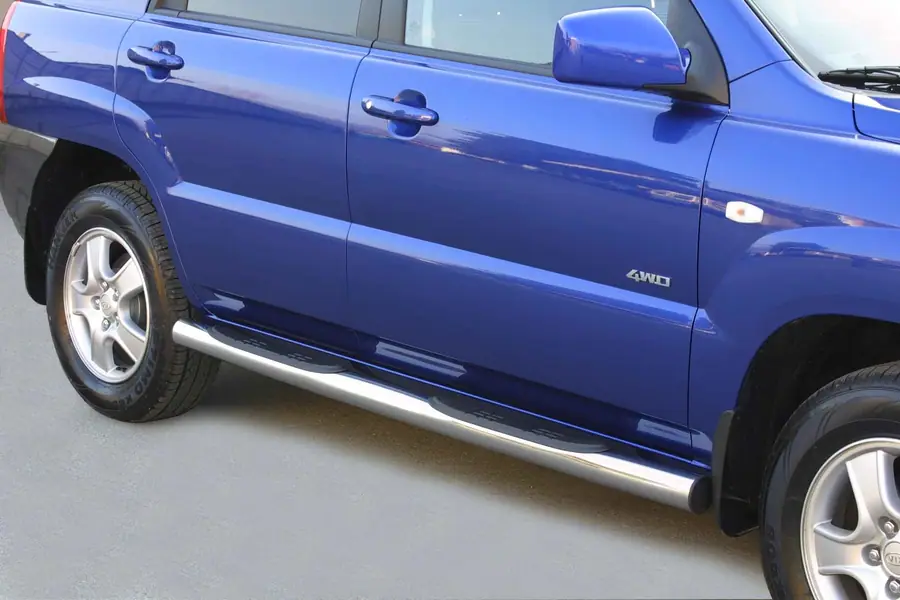 Grand Pedana side steps with plastic treads ø76, mirror polished — Kia Sportage (2004–2008)