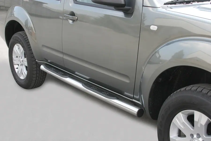 Grand Pedana side steps with plastic treads ø76, mirror polished — Nissan Pathfinder (2005–2010)