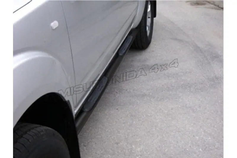 Пороги Grand Pedana с пластиковыми накладками ø76, чёрная — Nissan Navara (2005–2010)