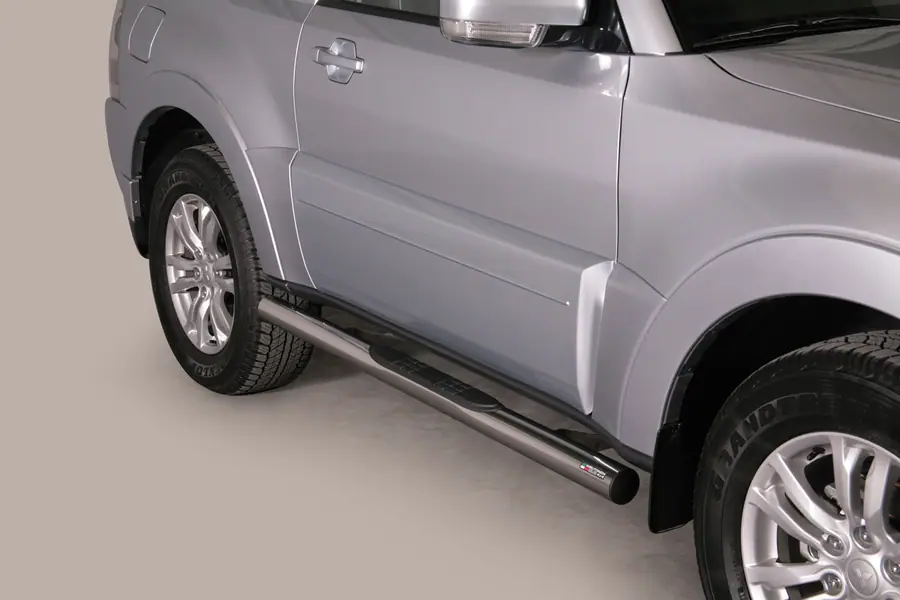 Grand Pedana side steps with plastic treads ø76, mirror polished — Mitsubishi Pajero (2007–2014)