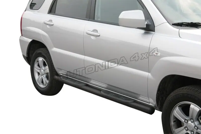 Пороги Grand Pedana с пластиковыми накладками ø76, чёрная — Kia Sportage (2008–2010)