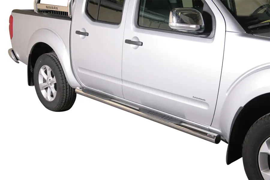 Пороги Grand Pedana с пластиковыми накладками ø76, полированная — Nissan Navara (2010–2015)