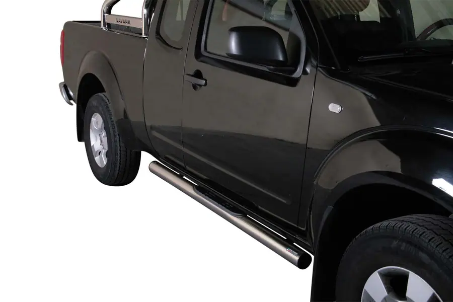 Пороги Grand Pedana с пластиковыми накладками ø76, полированная — Nissan Navara (2005–2010)
