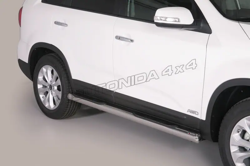 Grand Pedana side steps with plastic treads ø76, mirror polished — Kia Sorento (2012–2014)