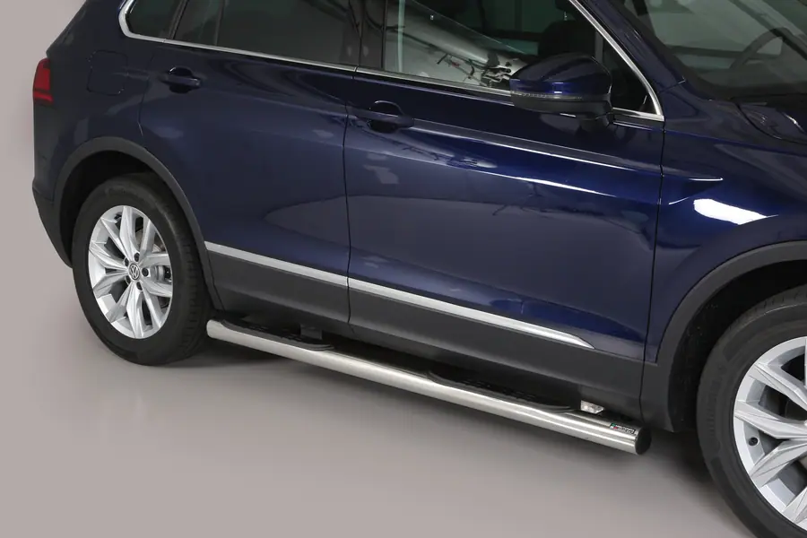 Grand Pedana side steps with plastic treads ø76, mirror polished — Volkswagen Tiguan (2016–)