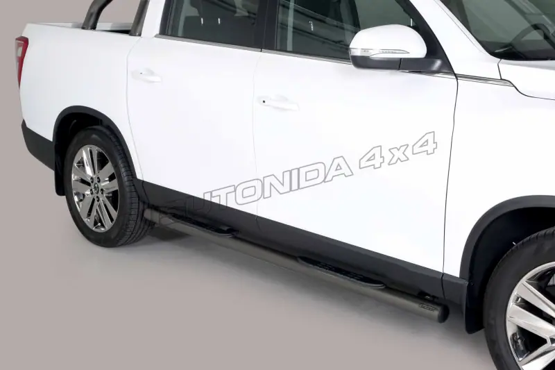 Пороги Grand Pedana с пластиковыми накладками ø76, чёрная — SsangYong Musso (2018–)
