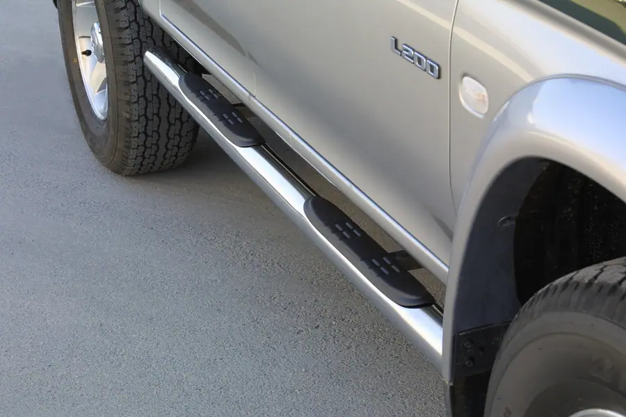 Grand Pedana side steps with plastic treads ø76, mirror polished — Mitsubishi L200 (1997–2001)