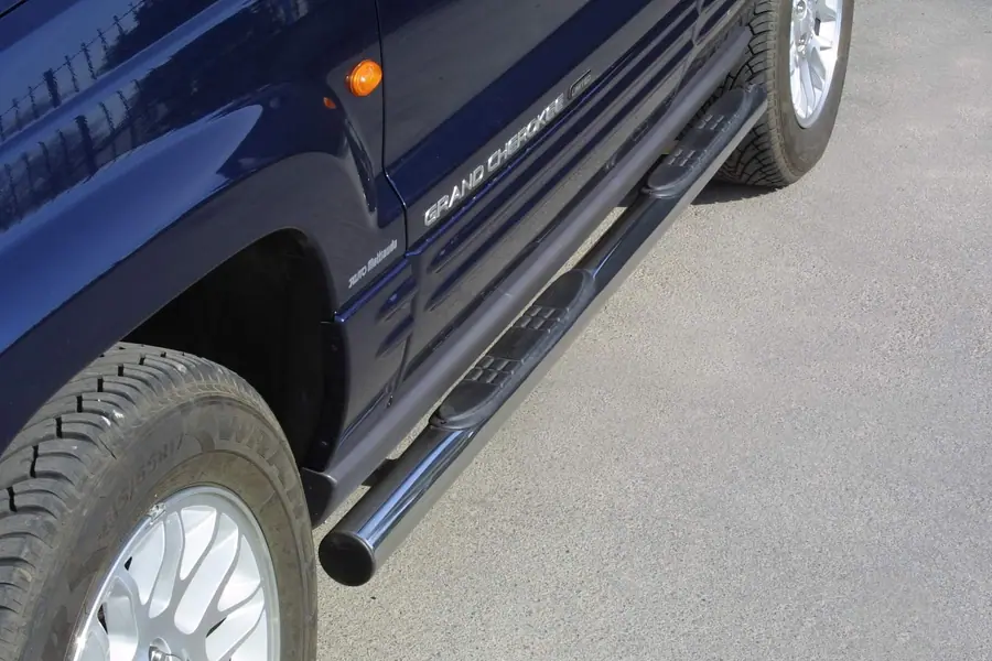 Пороги Grand Pedana с пластиковыми накладками ø76, полированная — Jeep Grand Cherokee (1999–2005)