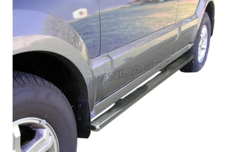 Oval Grand Pedana side steps with plastic treads øovaal, mirror polished — Kia Sorento (2002–2006)
