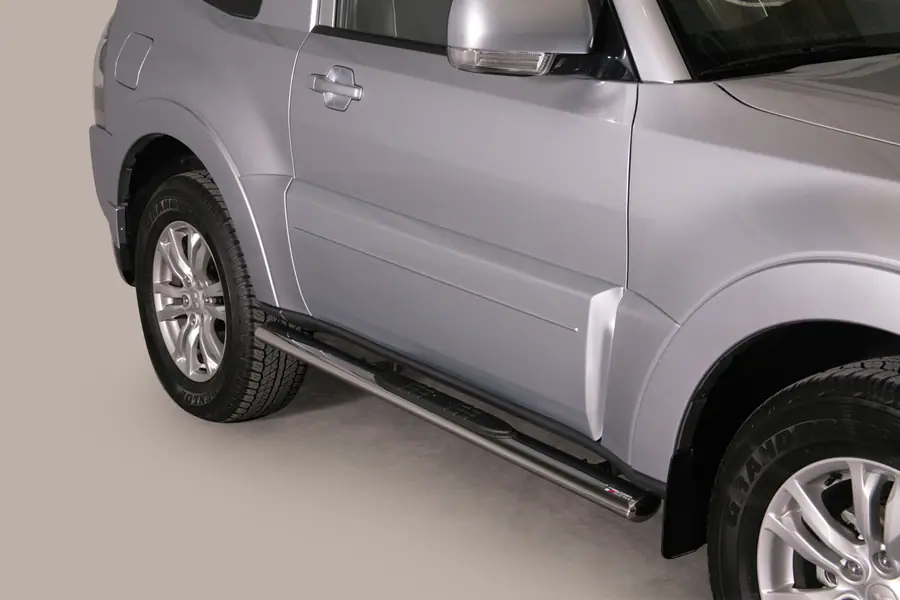 Oval Grand Pedana side steps with plastic treads øovaal, mirror polished — Mitsubishi Pajero (2007–2014)