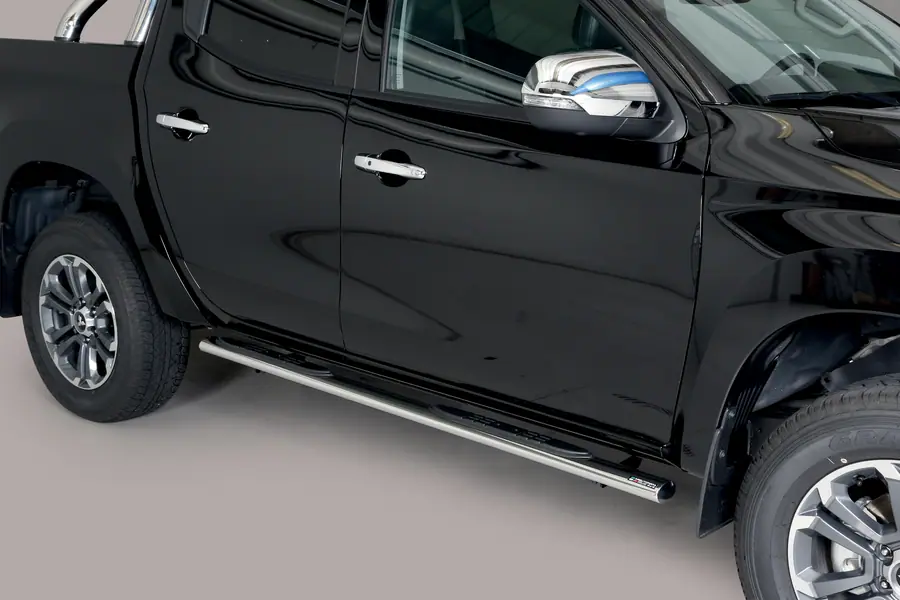 Oval Grand Pedana side steps with plastic treads øovaal, mirror polished — Mitsubishi L200 (2015–2019)