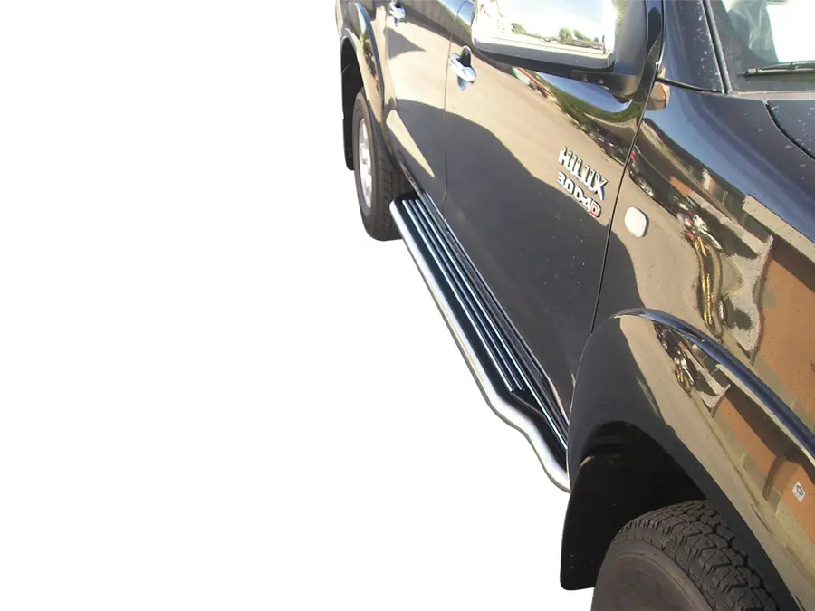 Пороги удлинённые ø50, полированная — Toyota Hilux (2005–2011)