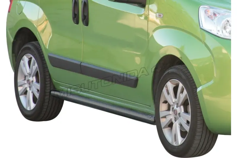 Боковые трубы с заваренными торцами ø63, чёрная — Fiat Fiorino (2008–)