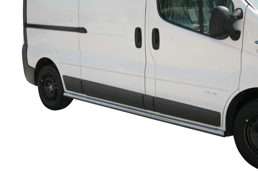Боковые трубы с заваренными торцами ø63, полированная — Renault Trafic (2001–2014)