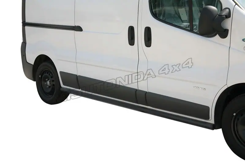 Боковые трубы с заваренными торцами ø63, чёрная — Renault Trafic (2001–2014)