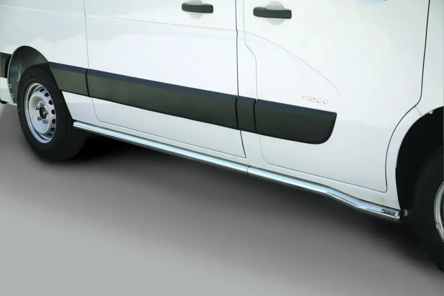 Боковые трубы с заваренными торцами ø63, полированная — Renault Master (2010–2019)