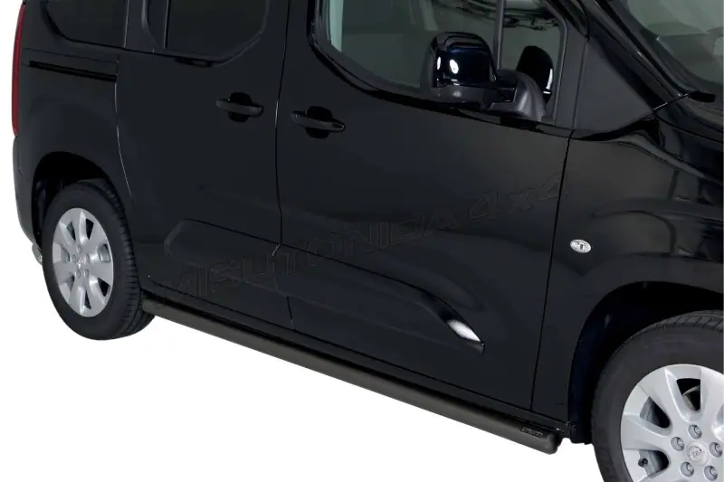 Боковые трубы с заваренными торцами ø63, чёрная — Opel Combo (2018)