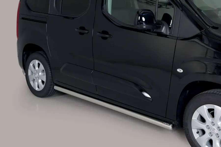 Боковые трубы с заваренными торцами ø63, полированная — Opel Combo (2018)