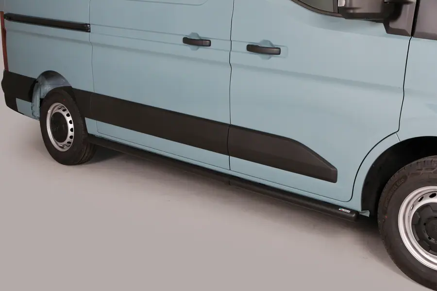 Боковые трубы с заваренными торцами ø63, чёрная — Renault Master (2024–)