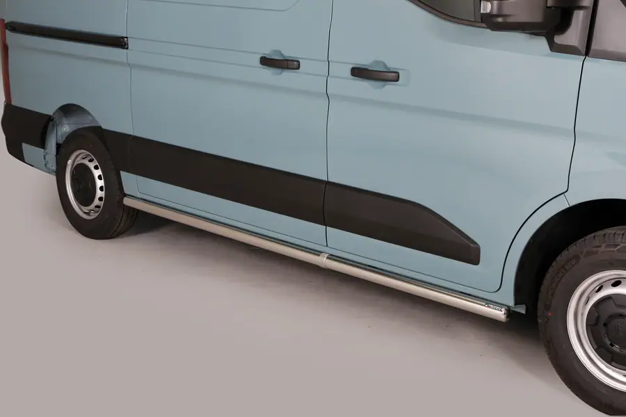 Боковые трубы с заваренными торцами ø63, полированная — Renault Master (2024–)