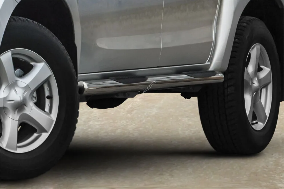 Пороги-трубы из нержавейки с пластиковыми ступенями — Isuzu D-Max (2012–2017)