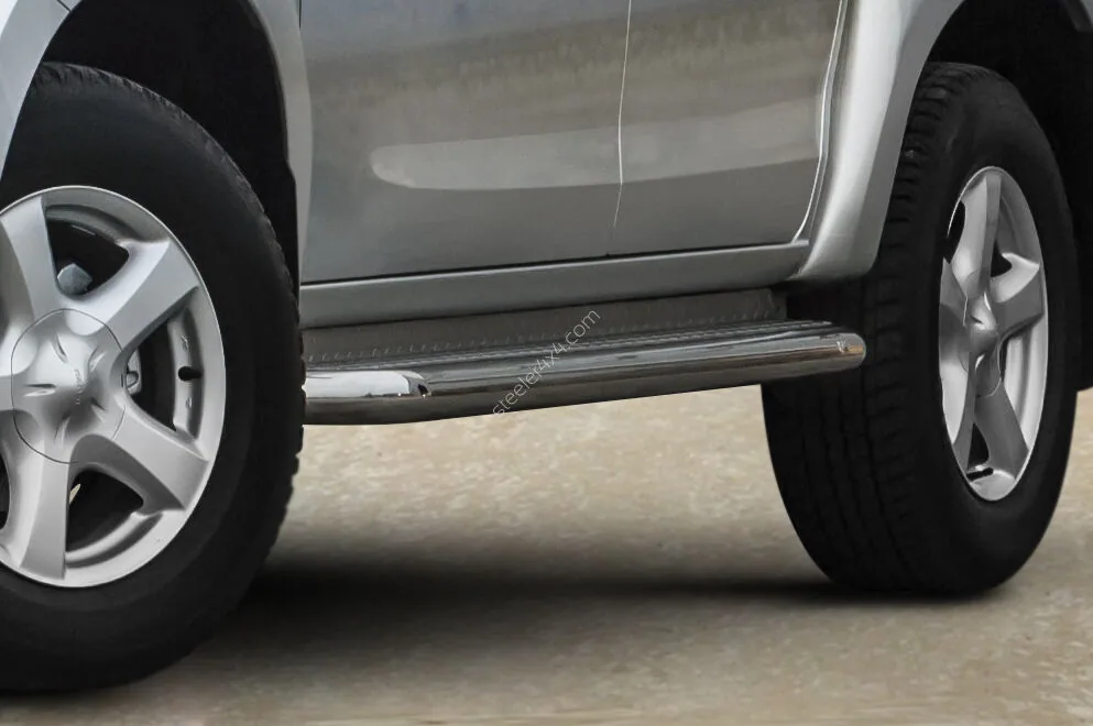 Подножки из нержавейки с рифлёной пластиной — Isuzu D-Max (2012–2017)