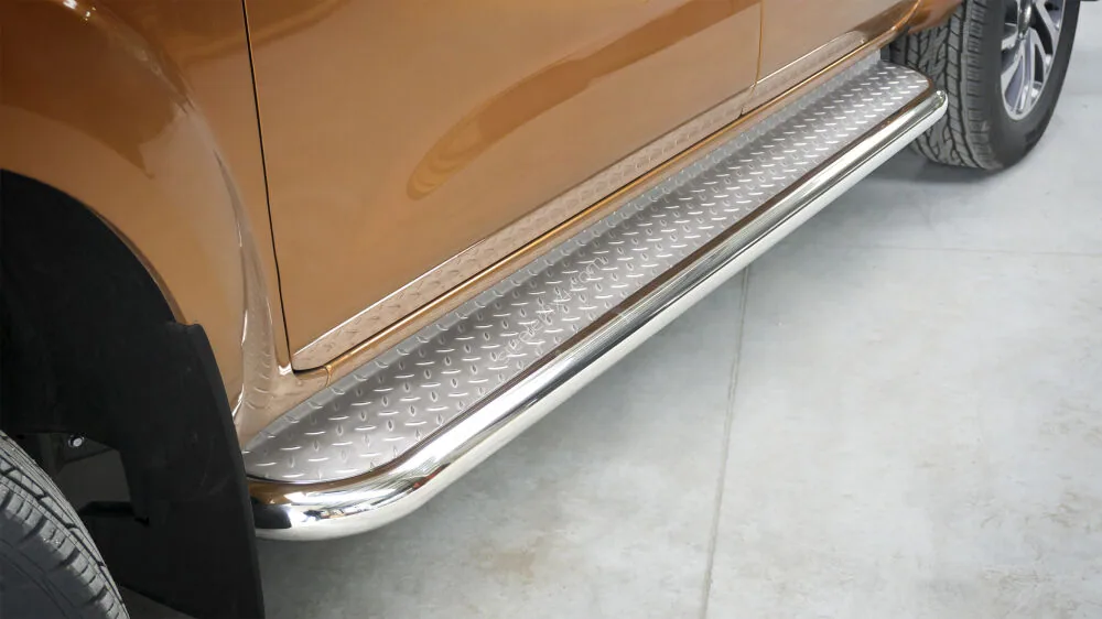 Stainless steel side steps with checker plate — Nissan Navara NP300 (2015–)