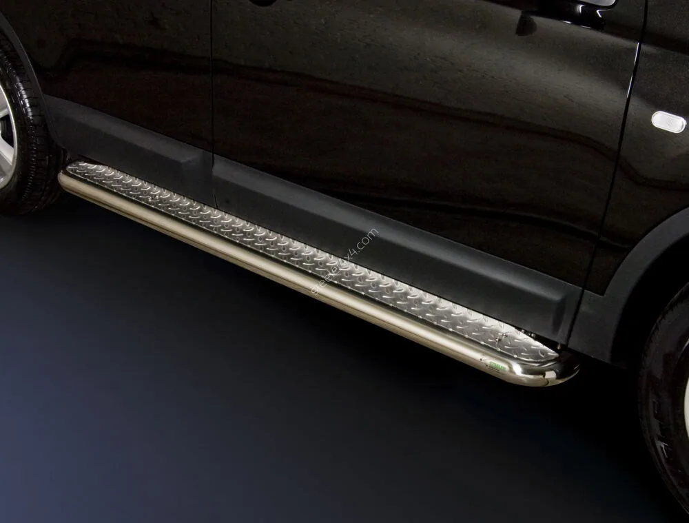 Stainless steel side steps with checker plate — Nissan Qashqai (2007–2010)