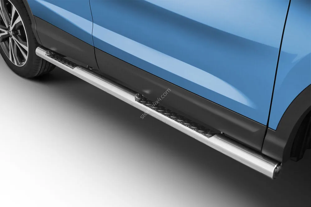 Roostevabad küljetorud rihveldatud astmetega — Nissan Qashqai (2021–)